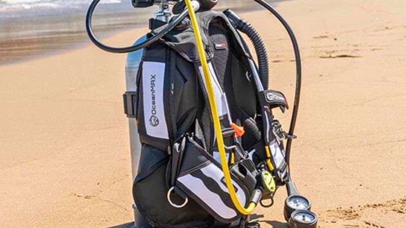 Back-Inflate BCDs (4) Chaleco de inflado trasero Back-Inflate BCDs (4) Chaleco de inflado trasero