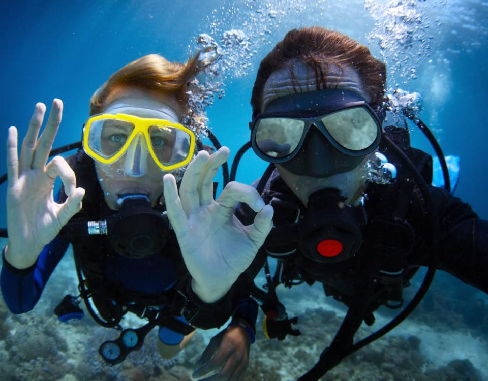 Buddy breathing vs air sharing- main - compartir el regulador de buceo