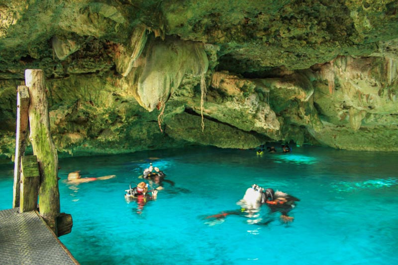 Cenotes in the riviera maya - divers