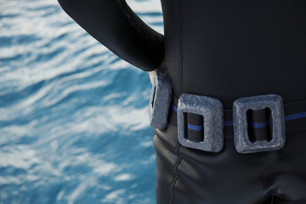 Correct Size Of diving weight belt - man black drysuit - cinturón de lastre de buceo