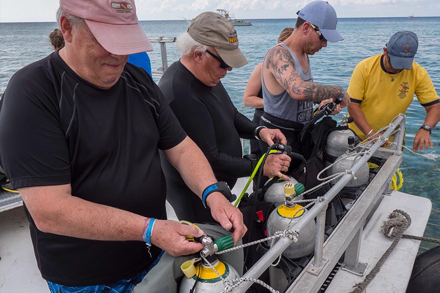 PADI enriched air certification - divers - bucear con nitrox