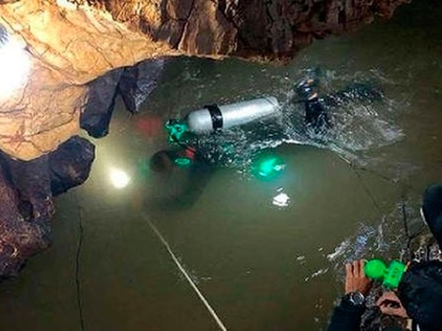 Cave Diving Specialists Rescue 12 Thai Children - Dressels