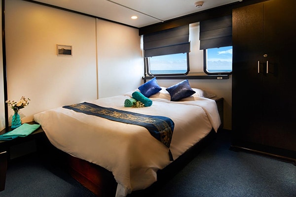 Galapagos liveaboard diving - premium double cabin