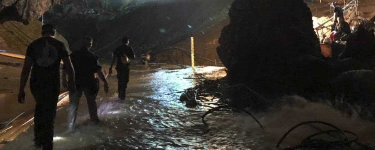 Cave Diving Specialists Rescue 12 Thai Children - Elon Musk picture