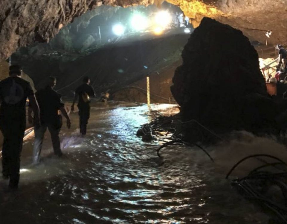 Cave Diving Specialists Rescue 12 Thai Children - Elon Musk picture