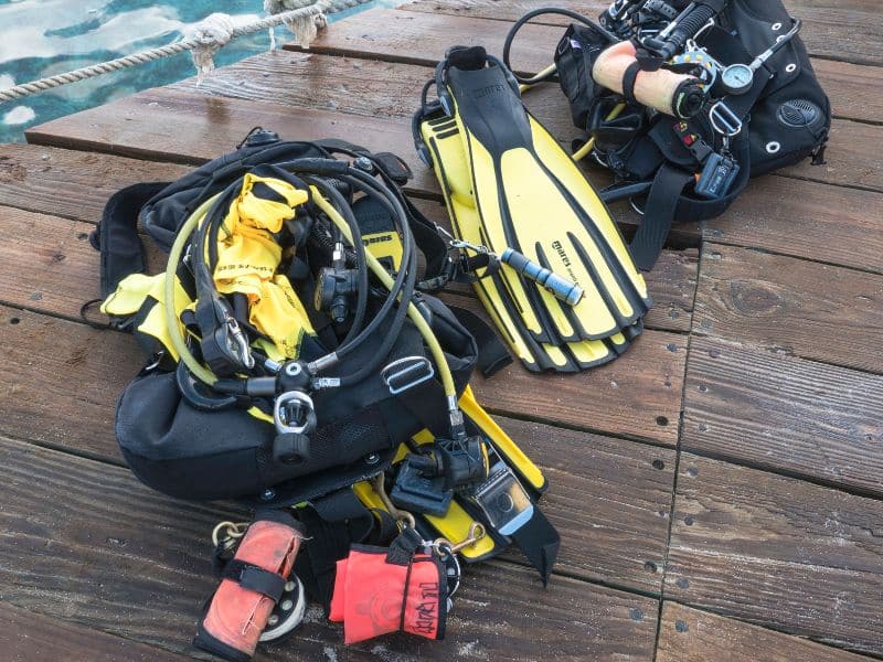 Setting Up Scuba Gear (3) montar el equipo de buceo