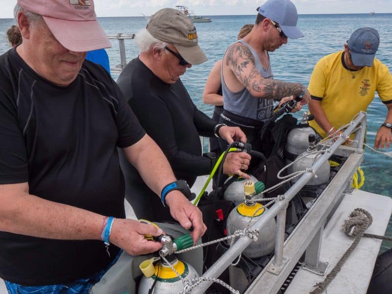 Setting Up Scuba Gear (4) montar el equipo de buceo