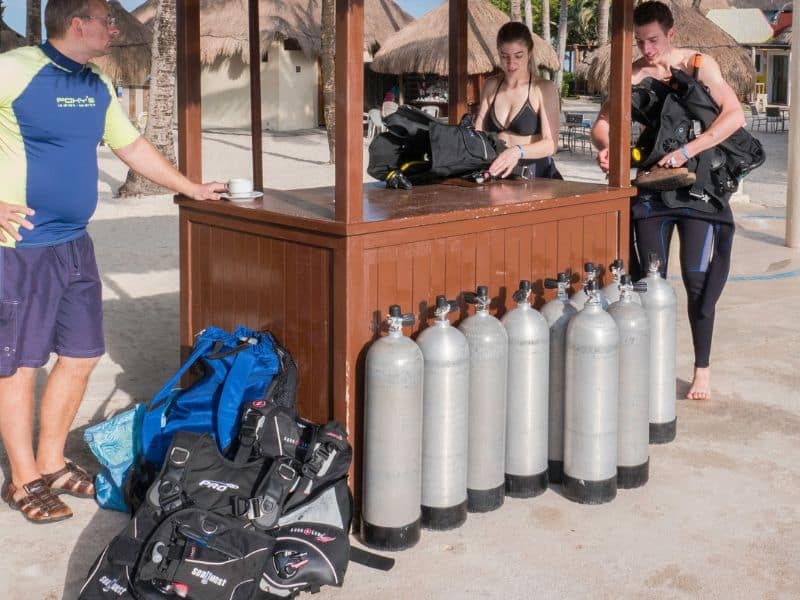 Setting Up Scuba Gear (5) montar el equipo de buceo