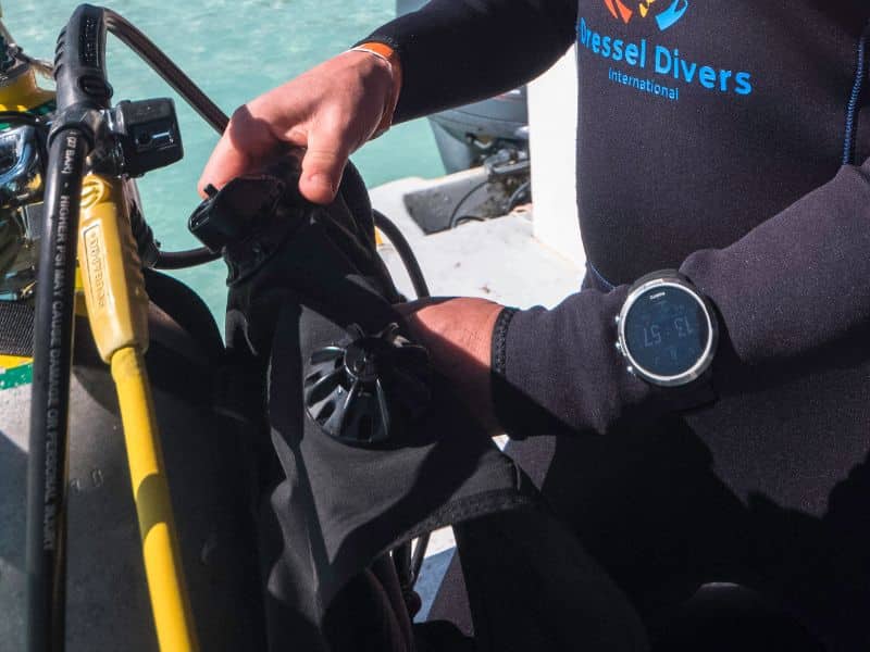 Setting Up Scuba Gear (6) montar el equipo de buceo