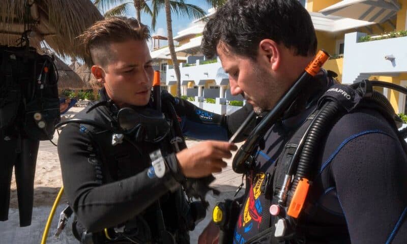Setting Up Scuba Gear (7) montar el equipo de buceo