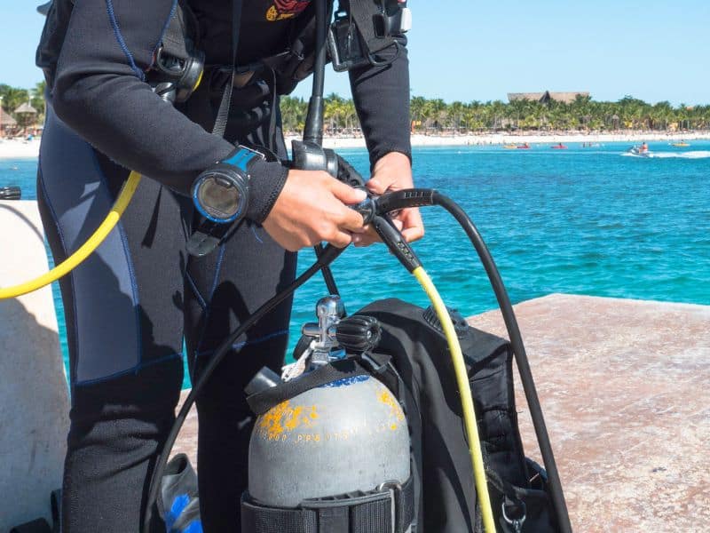Setting Up Scuba Gear - montar el equipo de buceo