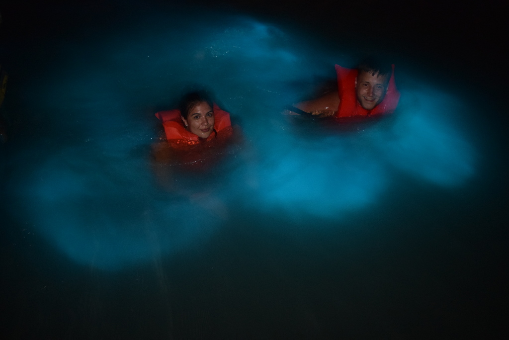 glistening waters in jamaica - couple having fun - laguna luminosa en jamaica - pareja disfrutando