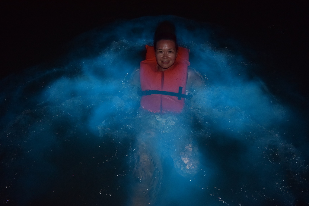 glistening waters in Jamaica girl having fun - laguna luminosa en jamaica chica feliz glistening waters in Jamaica girl having fun - laguna luminosa en jamaica chica feliz