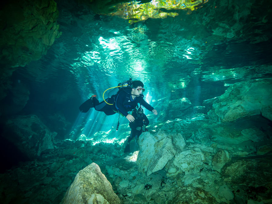 Underwater cave exploration - exploración de cuevas submarinas - 2