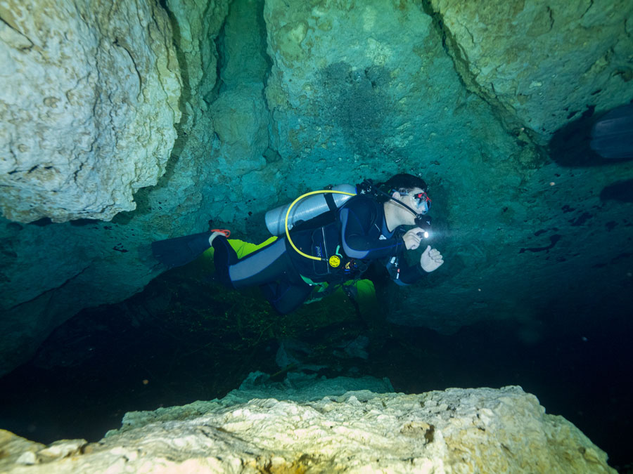 Underwater cave exploration - exploración de cuevas submarinas - 3