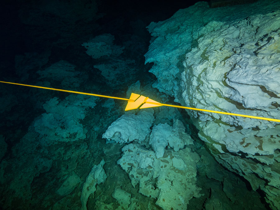 Underwater cave exploration - exploración de cuevas submarinas - 5