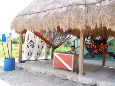 tabla de vela en el mar