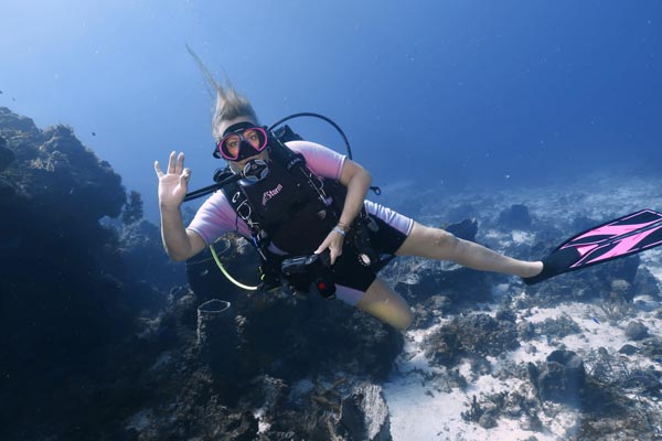 Women Scuba Diving Pictures - 3