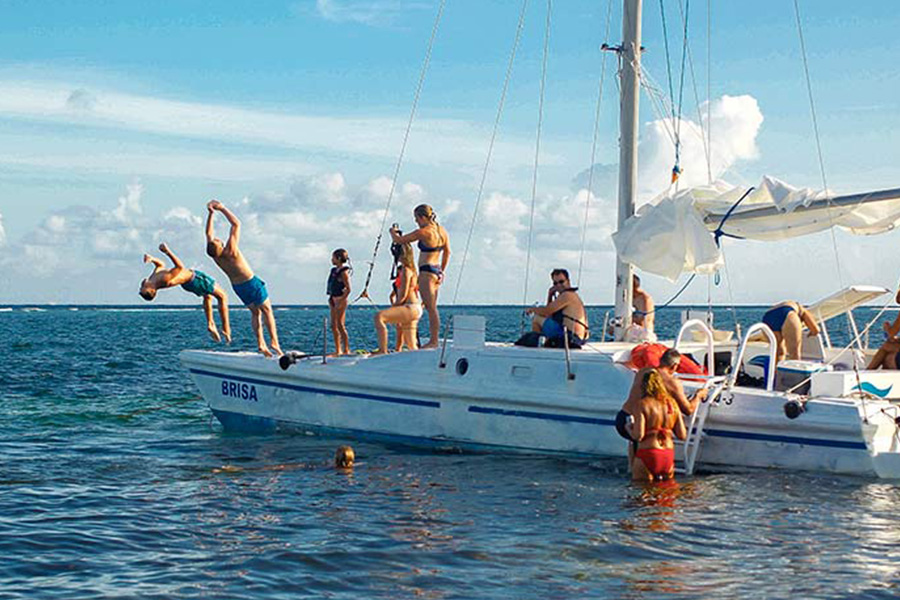 best things to do in punta cana - catamaran party - mejores cosas que hacer en bavaro