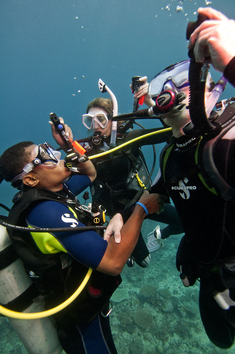 buddy breathing versus air sharing - crew - compartir el regulador de buceo