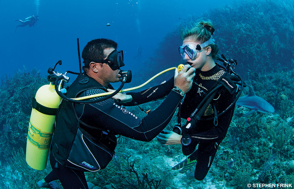 buddy breathing - boy and girl - compartir el regulador de buceo