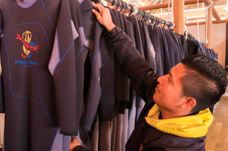 care of wetsuits - how to hang a wetsuit- Cómo lavar neopreno