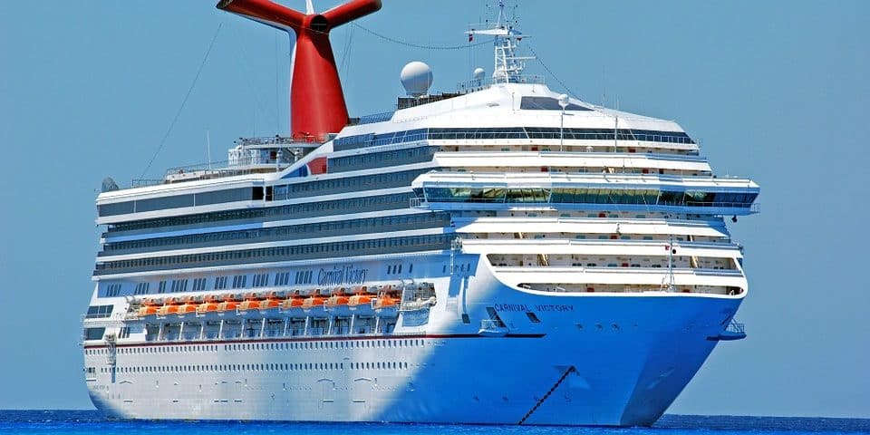 cruise ship stops for scuba diving in the Caribbean