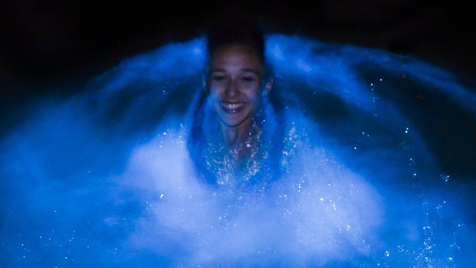 Chica disfrutando en la laguna luminosa en Jamaica