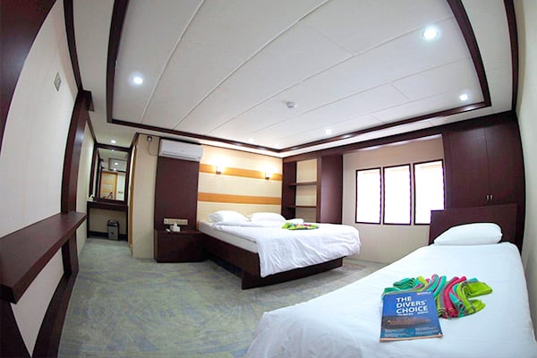 maldives liveaboard diving - UPPER DECK - 1 DOUBLE AND 1 SINGLE BED CABIN