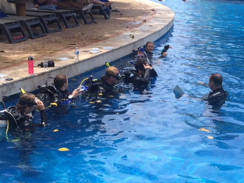 instructor de buceo padi