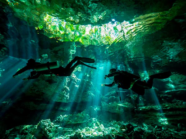 scuba diving in Puerto aventuras - cenote diving