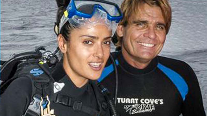 scuba diving celebrities - celebridades que bucean - Salma Hayek