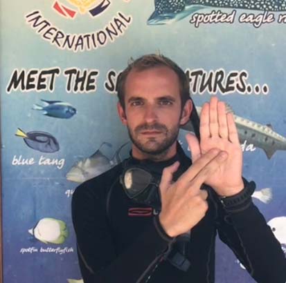 scuba diving hand signals--How-much-air-do-you-left - señales de buceo