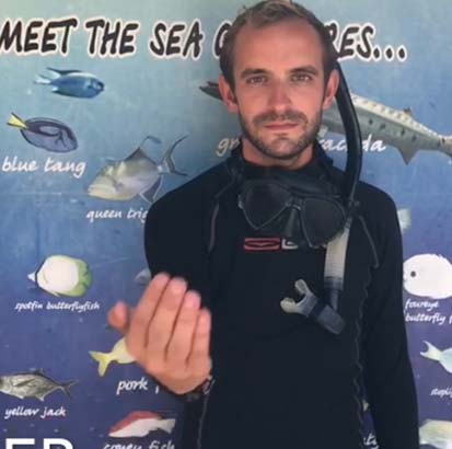 scuba diving hand signals---come-here - señales de buceo
