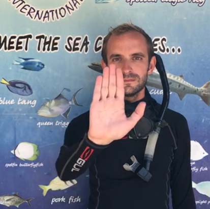 scuba diving hand signals---stop - señales de buceo