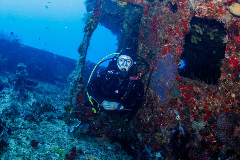 wreck diver in the caribbean - buceador de pecios en el caribe