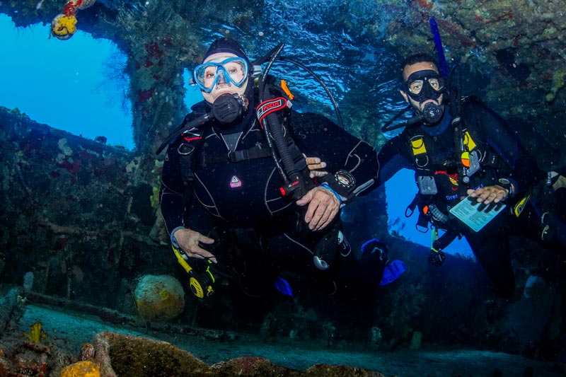 wreck divers - instructor - buceador de pecios