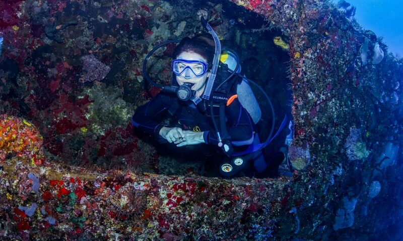 wreck diver - wreck diving in the caribbean - buceador de pecios