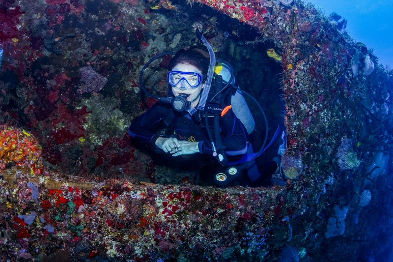 wreck diver - wreck diving in the caribbean - buceador de pecios