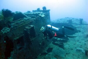 wreck diving in the caribbean - buceo de pecios en el caribe